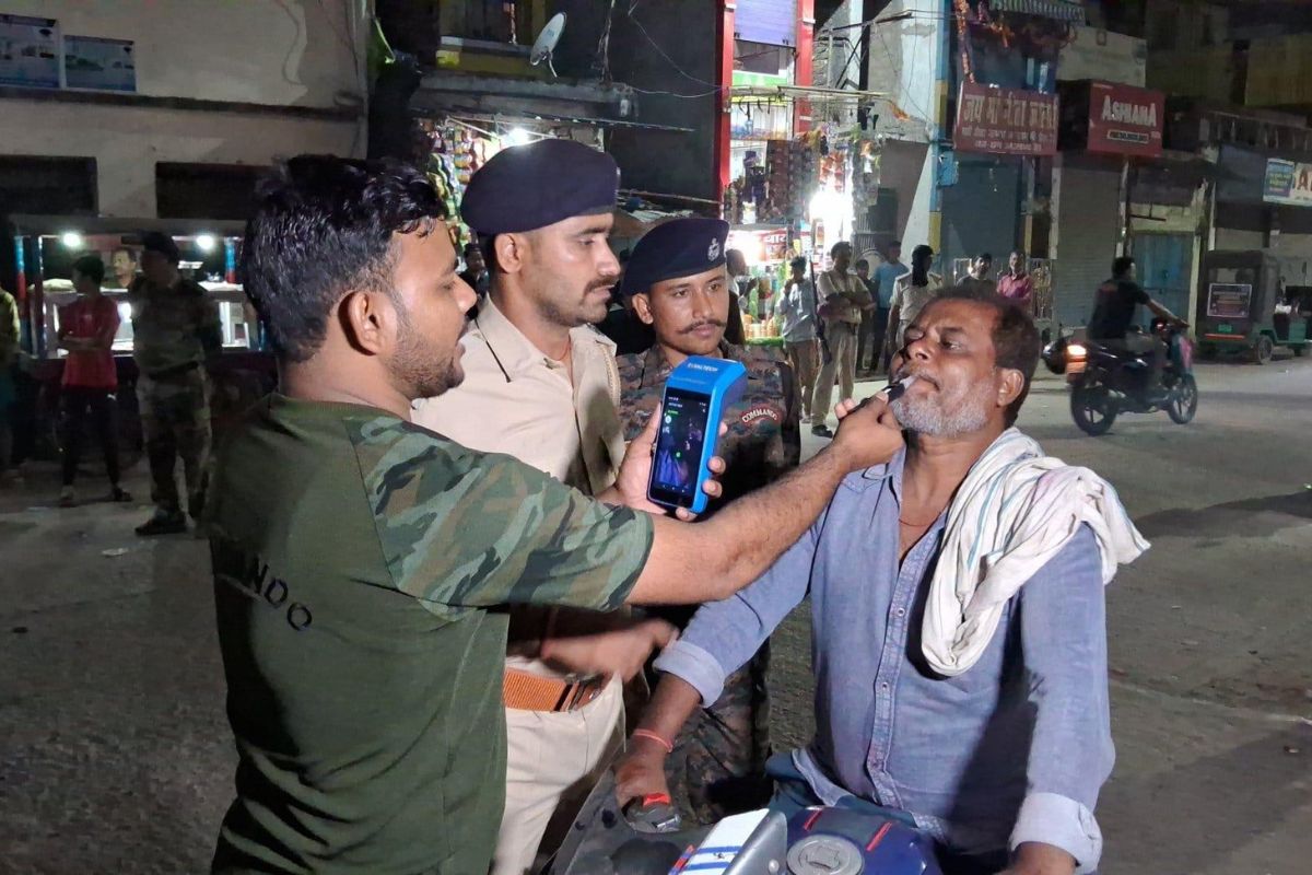 वैशाली में शराब माफिया पर शिकंजा: महुआ में 11 शराबी गिरफ्तार, चेकिंग के दौरान बाइक की डिक्की से अंग्रेजी शराब बरामद