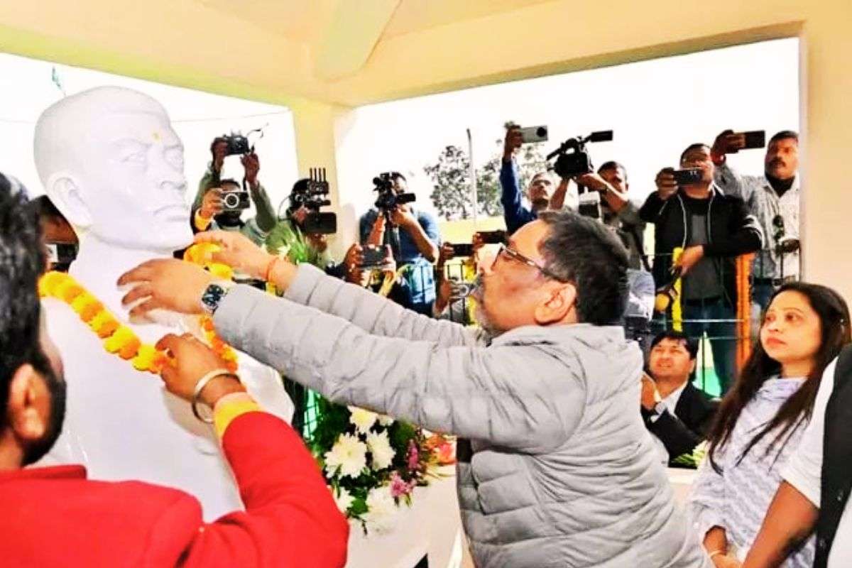 हेमंत सोरेन ने दादा सोबरन मांझी को दी श्रद्धांजलि, बोले- दलालों के लिए बंद होंगे सरकारी कार्यालयों के दरवाजे