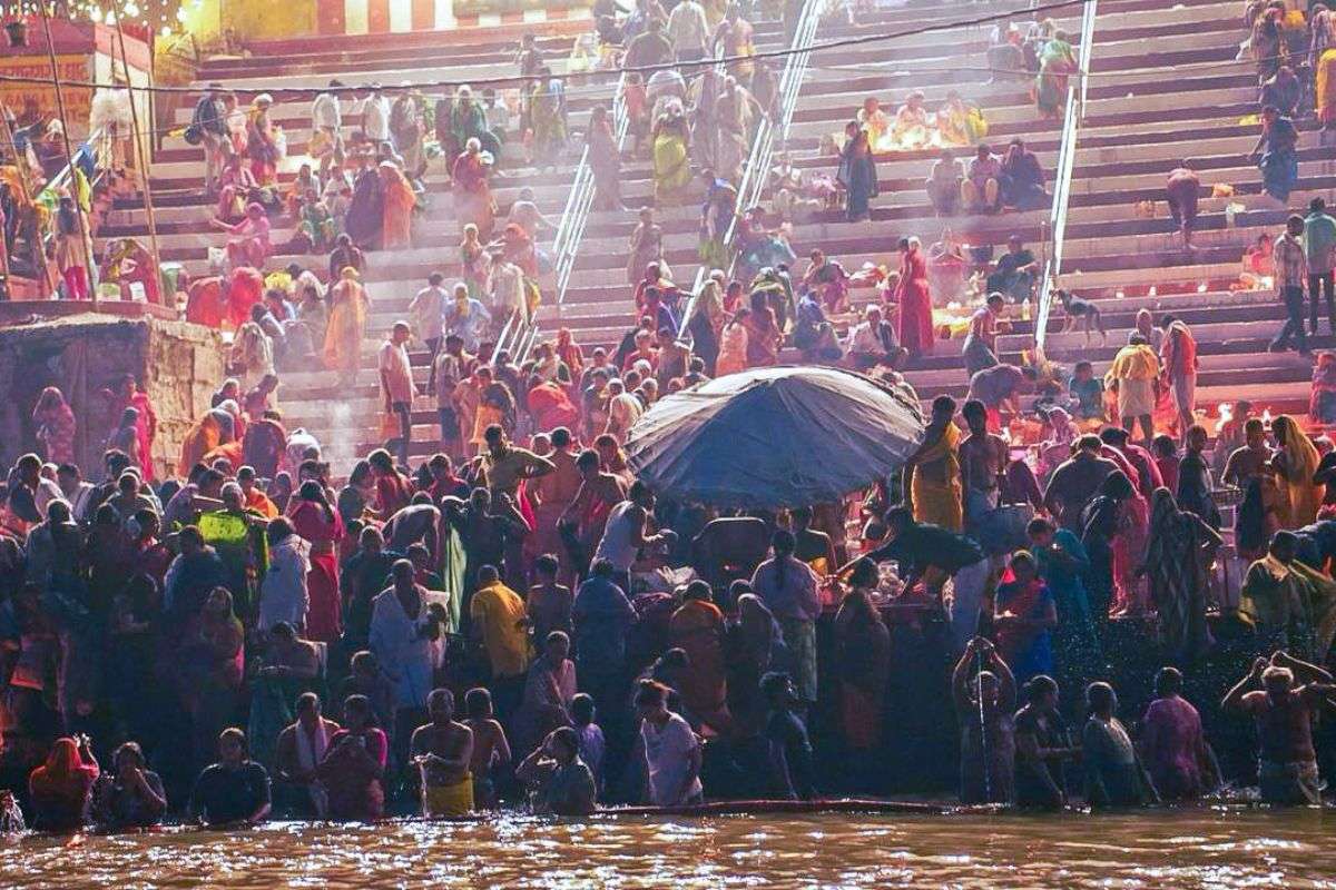Video : कार्तिक पूर्णिमा- गुरुपर्व पर मंदिरों और गुरुद्वारे में उमड़ी श्रद्धालुओं की भीड़, ओडिशा में बोइता बंदना का आयोजन