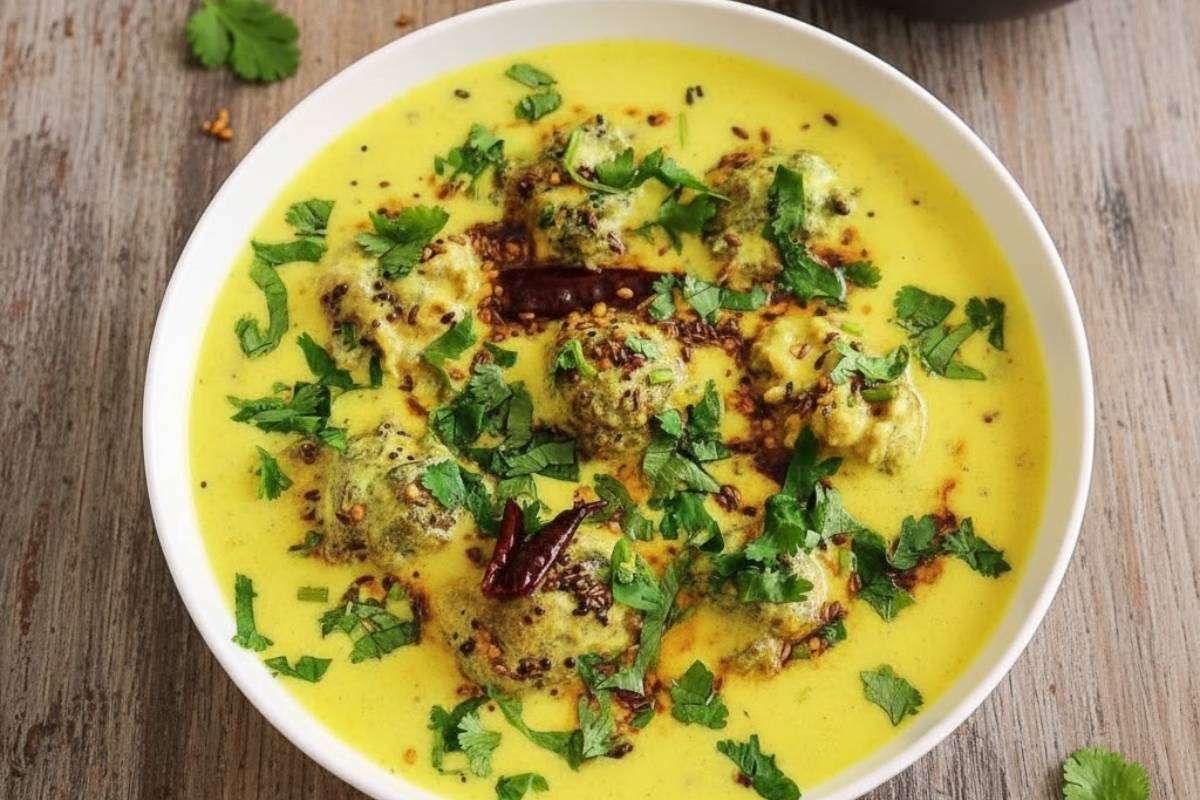 Methi Pakoda Kadhi Recipe: कढ़ी के साथ करें मेथी पकोड़ा वाला ट्विस्ट – आज ही बनाएं मेथी पकोड़ा कढ़ी