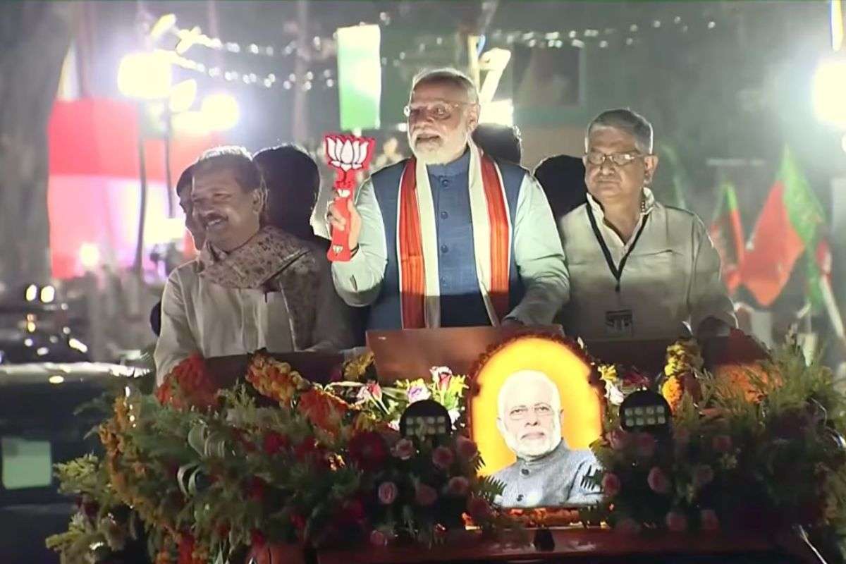 PM Modi Road Show: पटना में PM मोदी का रोड शो, लोगों ने घरों की छतों से बरसाया फूल, महिलाओं ने उतारी आरती