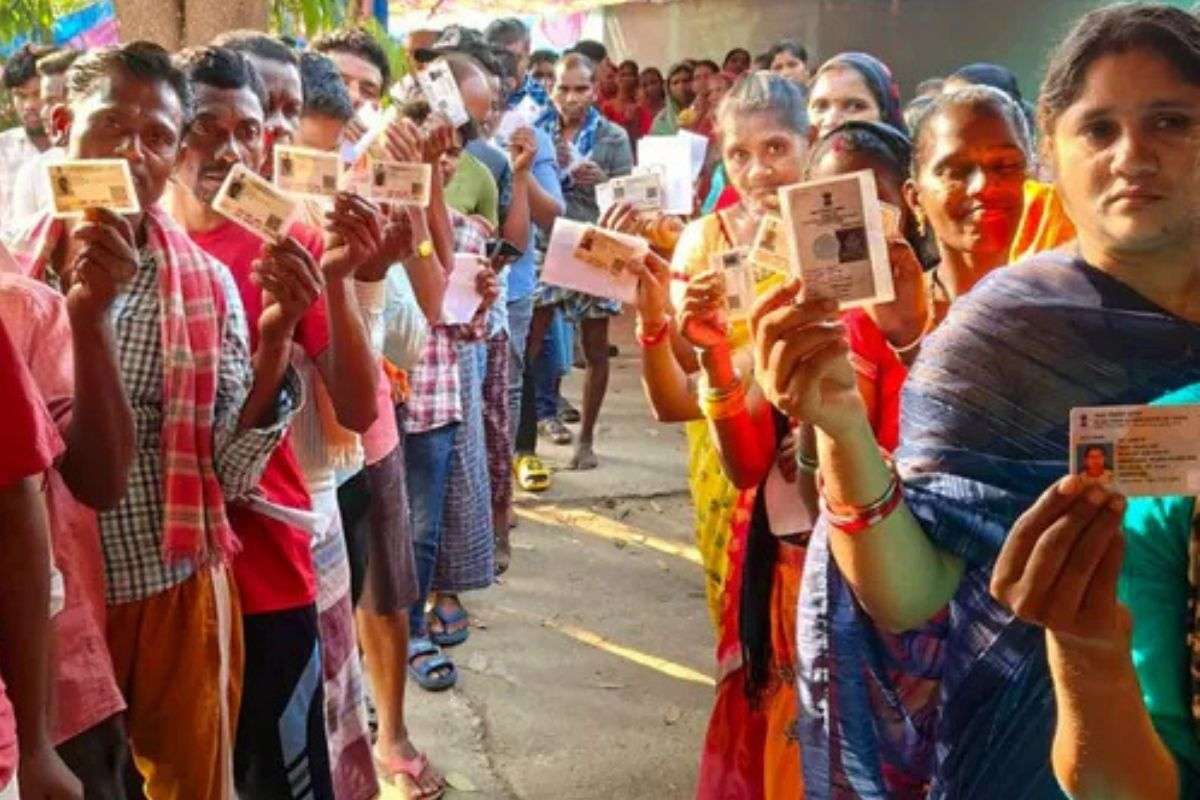 बिहार के इस गांव में 20 साल बाद हुई वोटिंग, एसपी समेत बारूदी सुरंग में उड़ाए गए थे सात पुलिसकर्मी