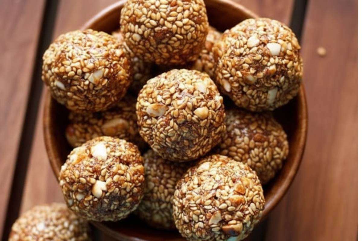 Til Mawa Laddu Recipe: तिल के लड्डू को दे मावे की मिठास – बनाएं स्वादिष्ट तिल-मावा लड्डू