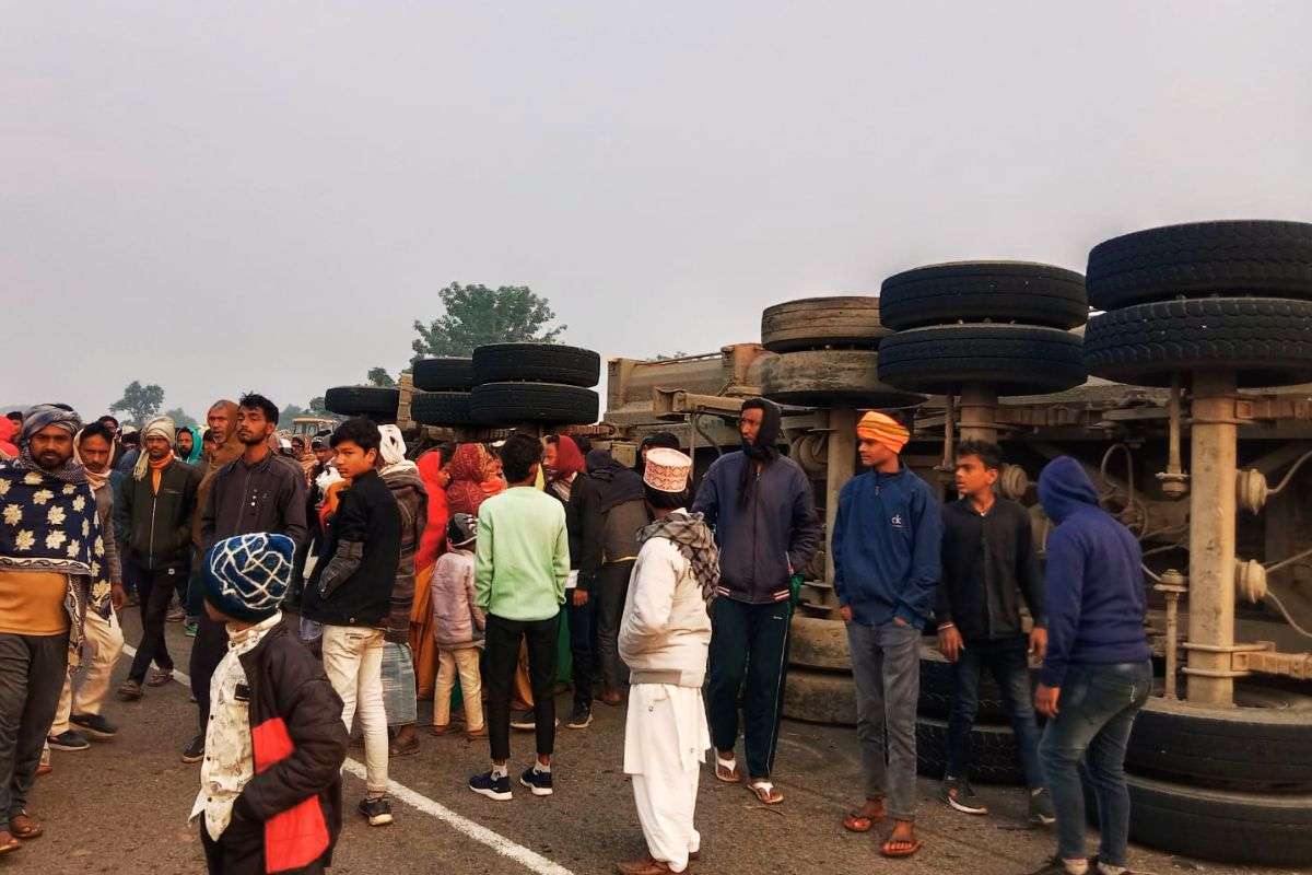 झारखंड में ट्रेलर ने ले ली 4 जानें, टाटीसिल्वे में ट्रेलर पलटने से घंटों सड़क जाम, गढ़वा में थाना प्रभारी को खदेड़ा