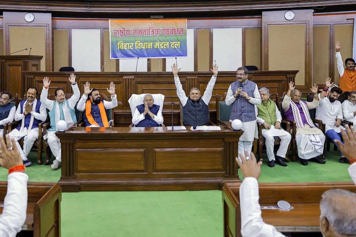 NDA विधायक दल के नेता चुने गए नीतीश कुमार ने कुछ इस अंदाज में विधायकों से की मुलाकात, देखें वीडियो