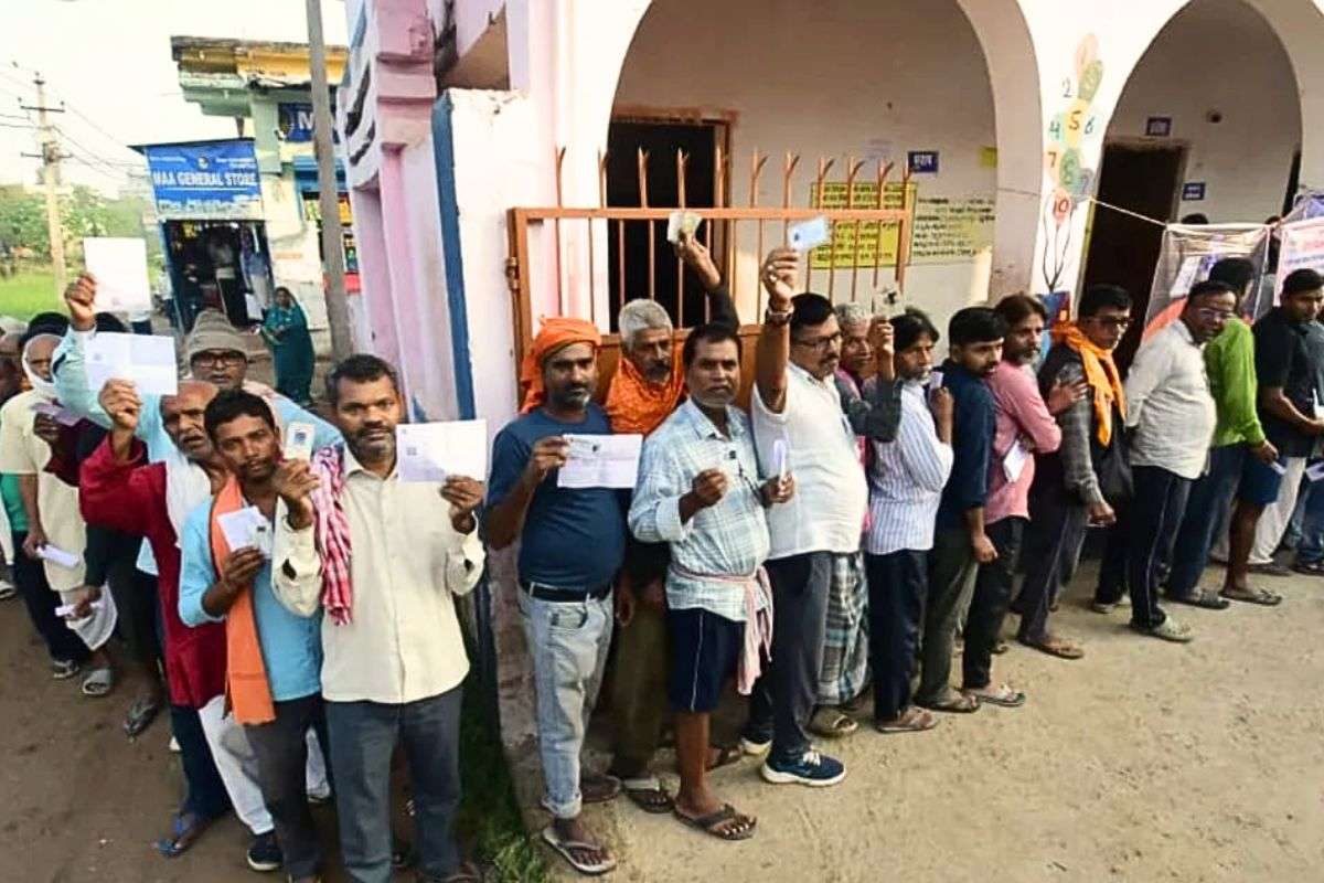 Bihar Election 2025: फर्स्ट फेज की वोटिंग में तनाव, कहीं BJP कार्यकर्ता हिरासत में तो कहीं मारपीट में नेताओं का फूटा सिर