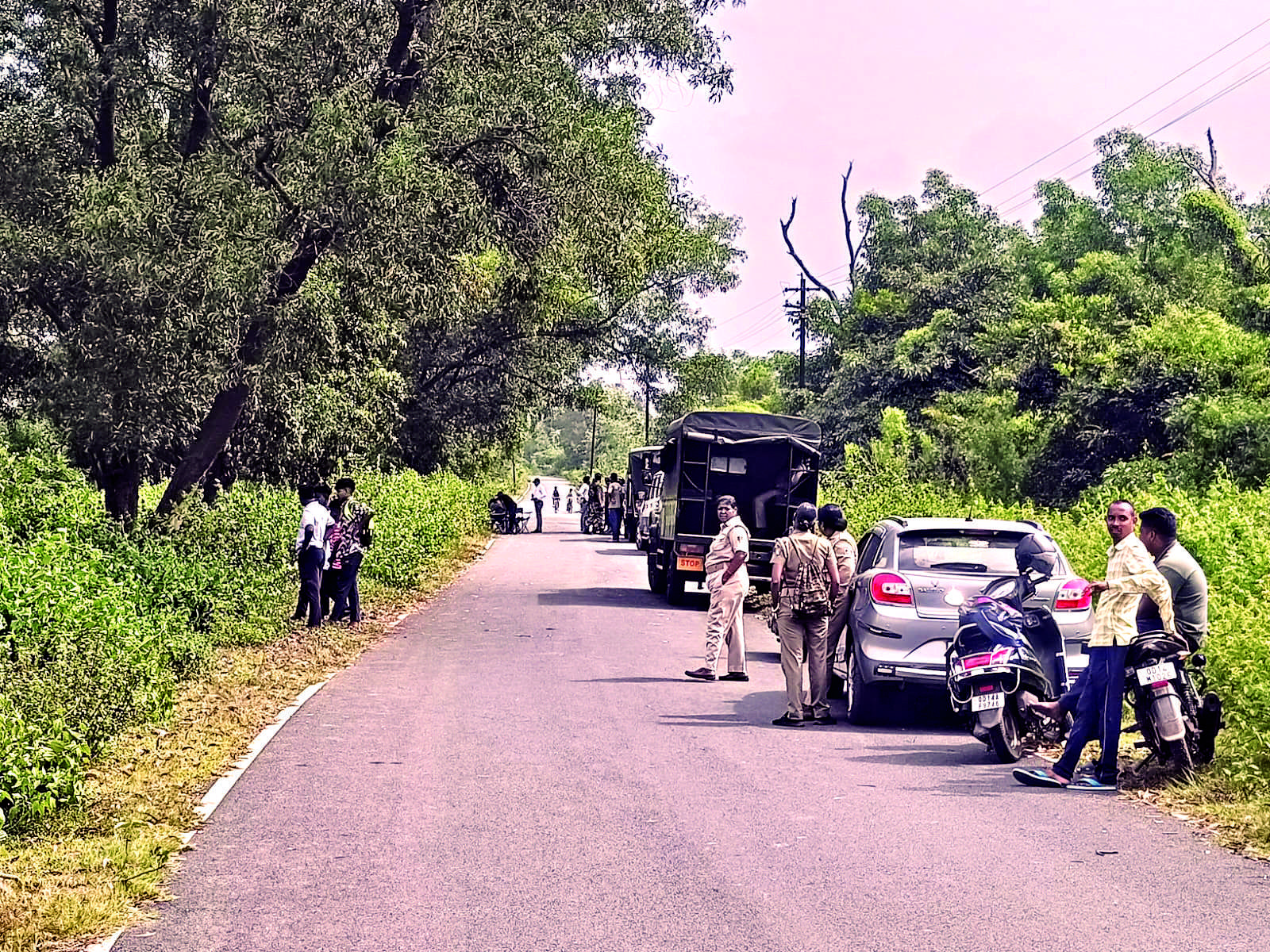 Rourkela News : बंडामुंडा में रेलवे ट्रैक पर 11 हाथियों के झुंड के आने से रात भर बाधित रहा ट्रेनों का परिचालन