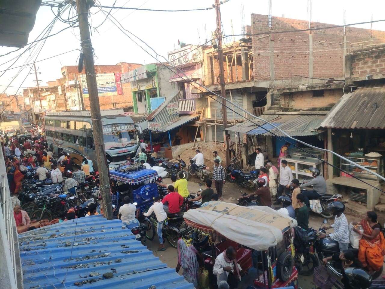 खेसर बाजार में लगा महाजाम, राहगीर परेशान