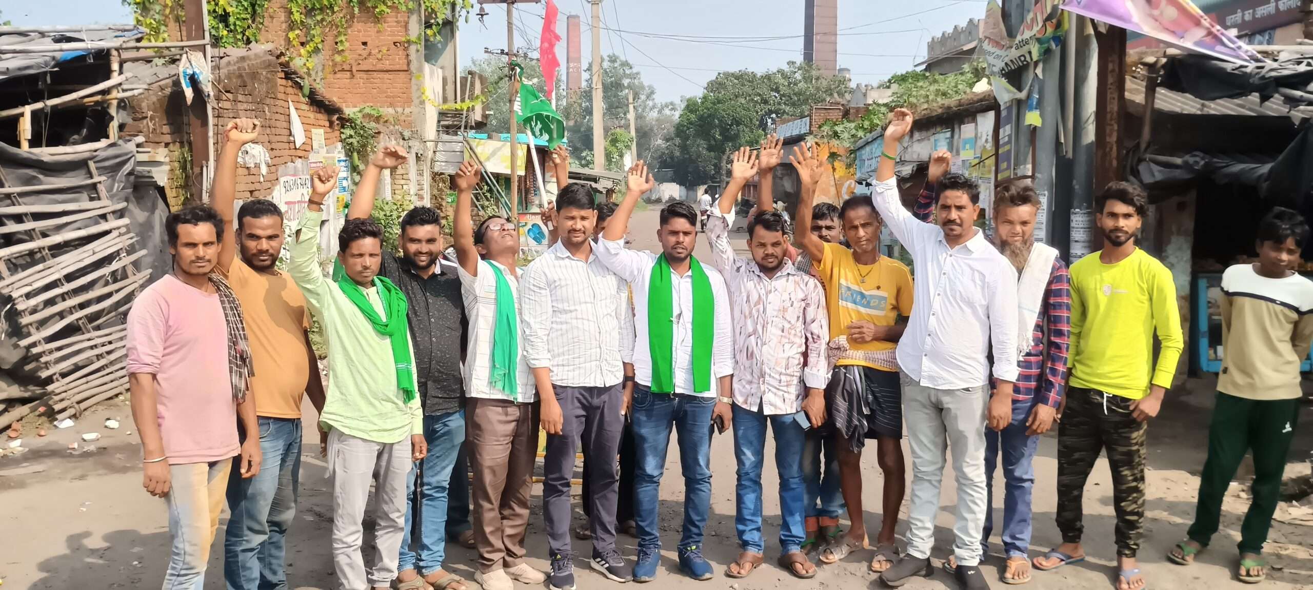 Dhanbad News : पानी छिड़काव की मांग को लेकर ग्रामीण पथ को किया जाम