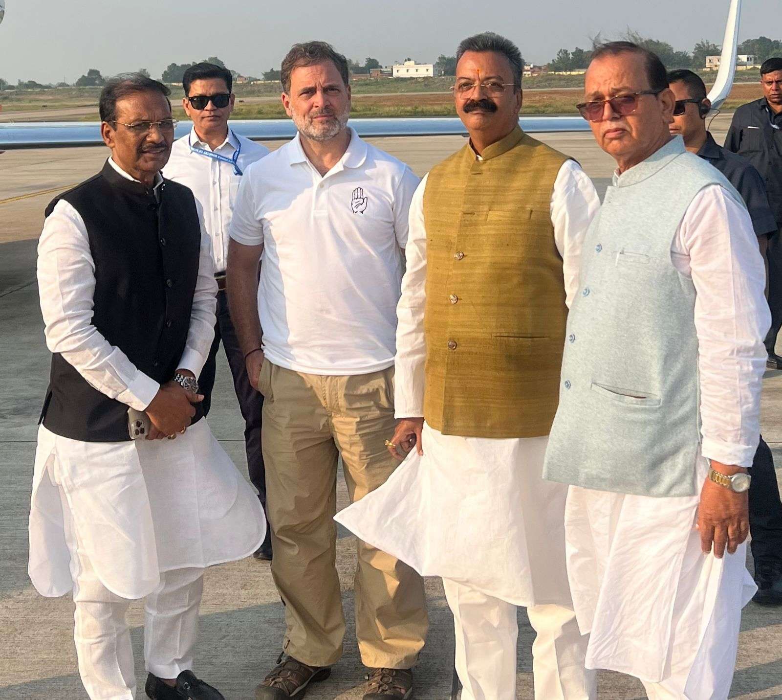 Deoghar news : राहुल गांधी का देवघर एयरपोर्ट पर कांग्रेसी कार्यकर्ताओं ने किया स्वागत