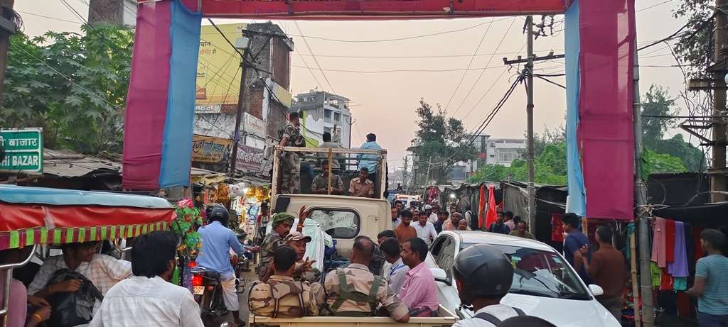 केंद्रों पर पहुंचे मतदान व सुरक्षा कर्मी
