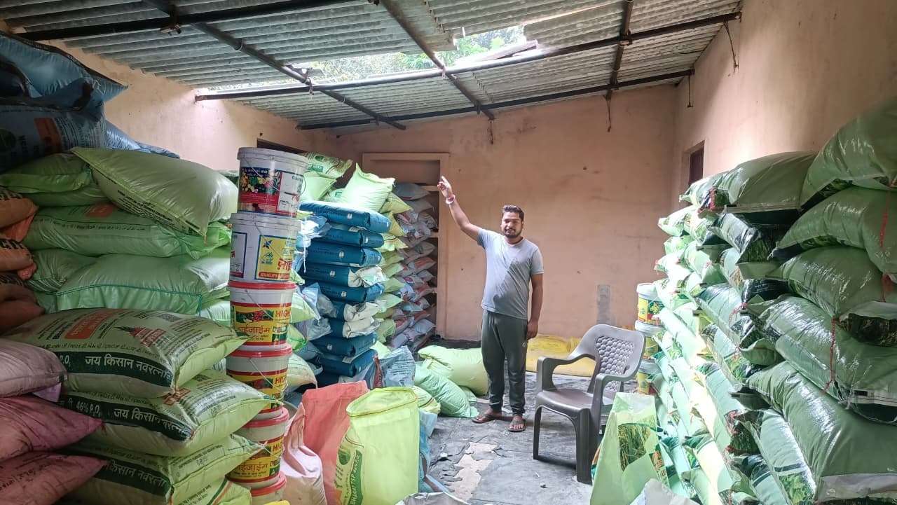 छत का चदरा उजाड़कर चोरों ने खाद दुकान में की चोरी