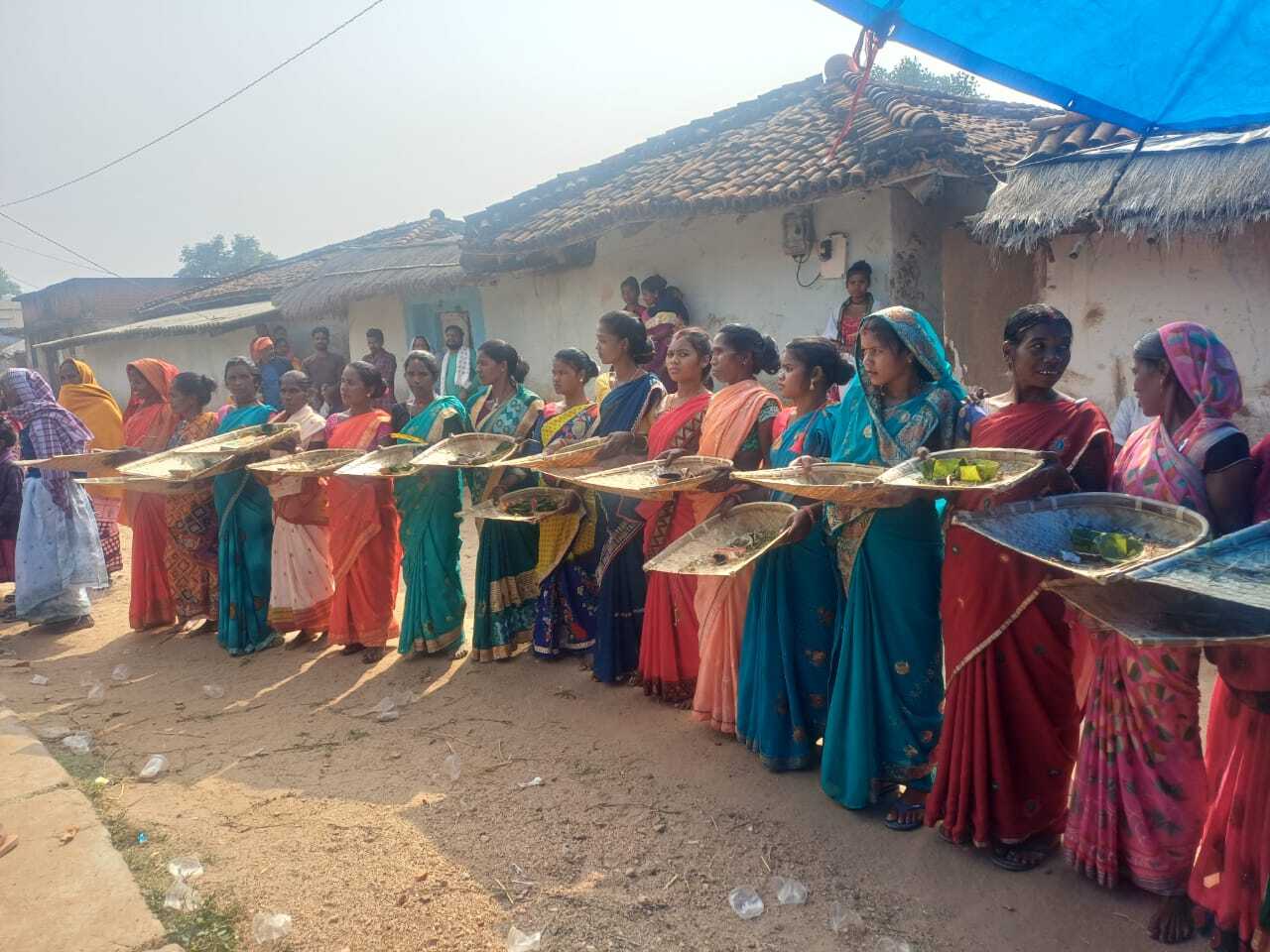 मालबथान आदिवासी टोला में हर्षोल्लास के साथ मना नवान्न का त्योहार