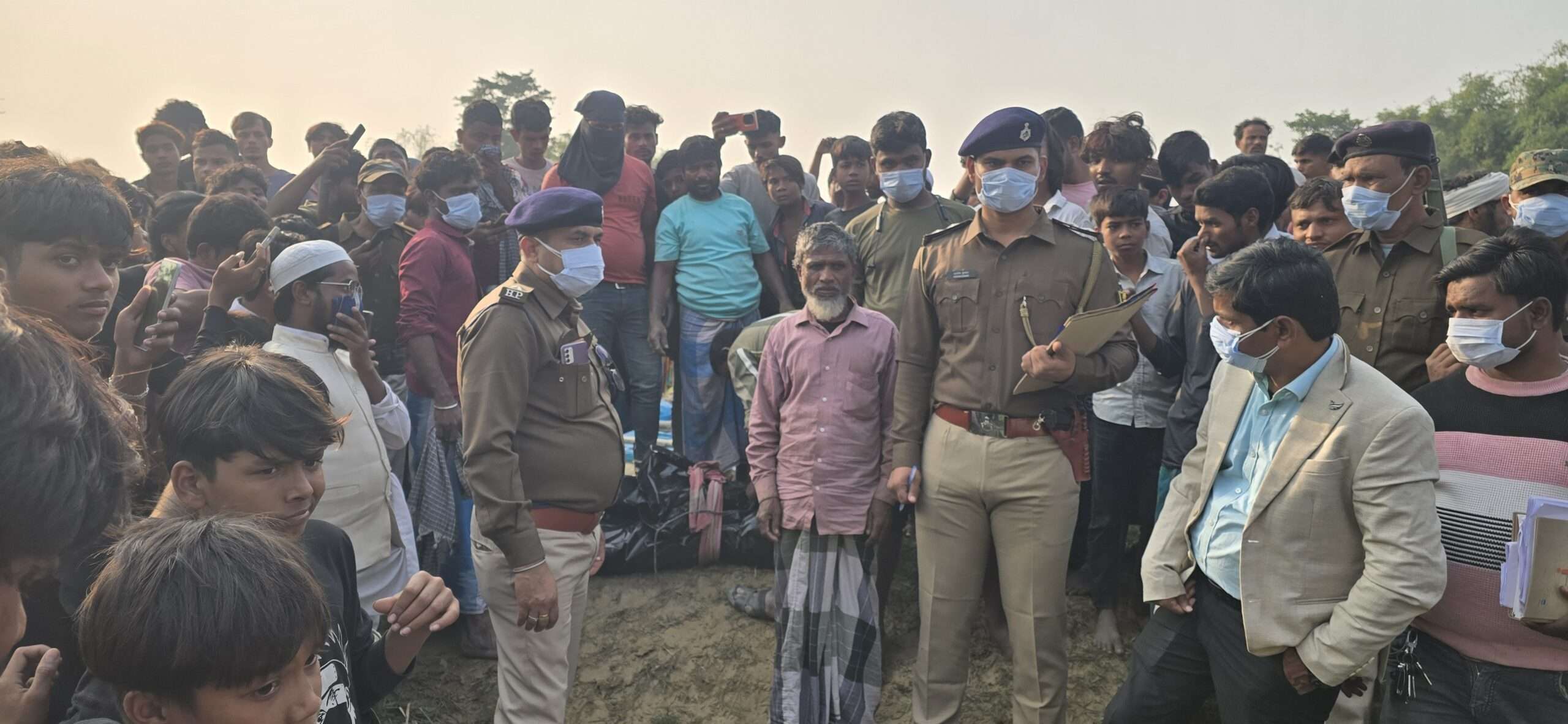 दंडाधिकारी व पुलिस की मौजूदगी में कब्र से असद का शव निकाल पोस्टमार्टम में भेजा