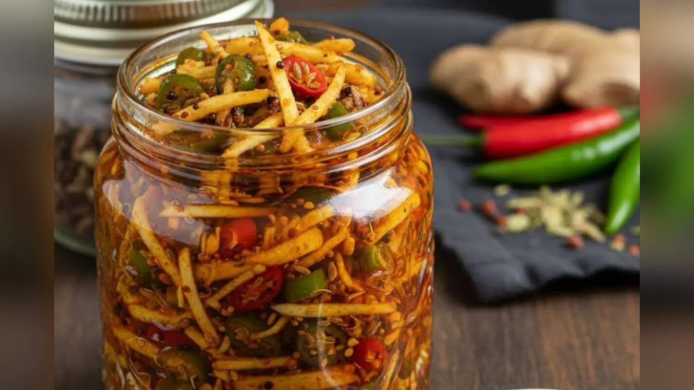 Adrak Mirch Ka Achar: सर्दियों में जरूर ट्राई करें ये जल्दी बन जाने वाला अदरक-मिर्च का अ���ार, स्वाद में लगेगा जबरदस्त