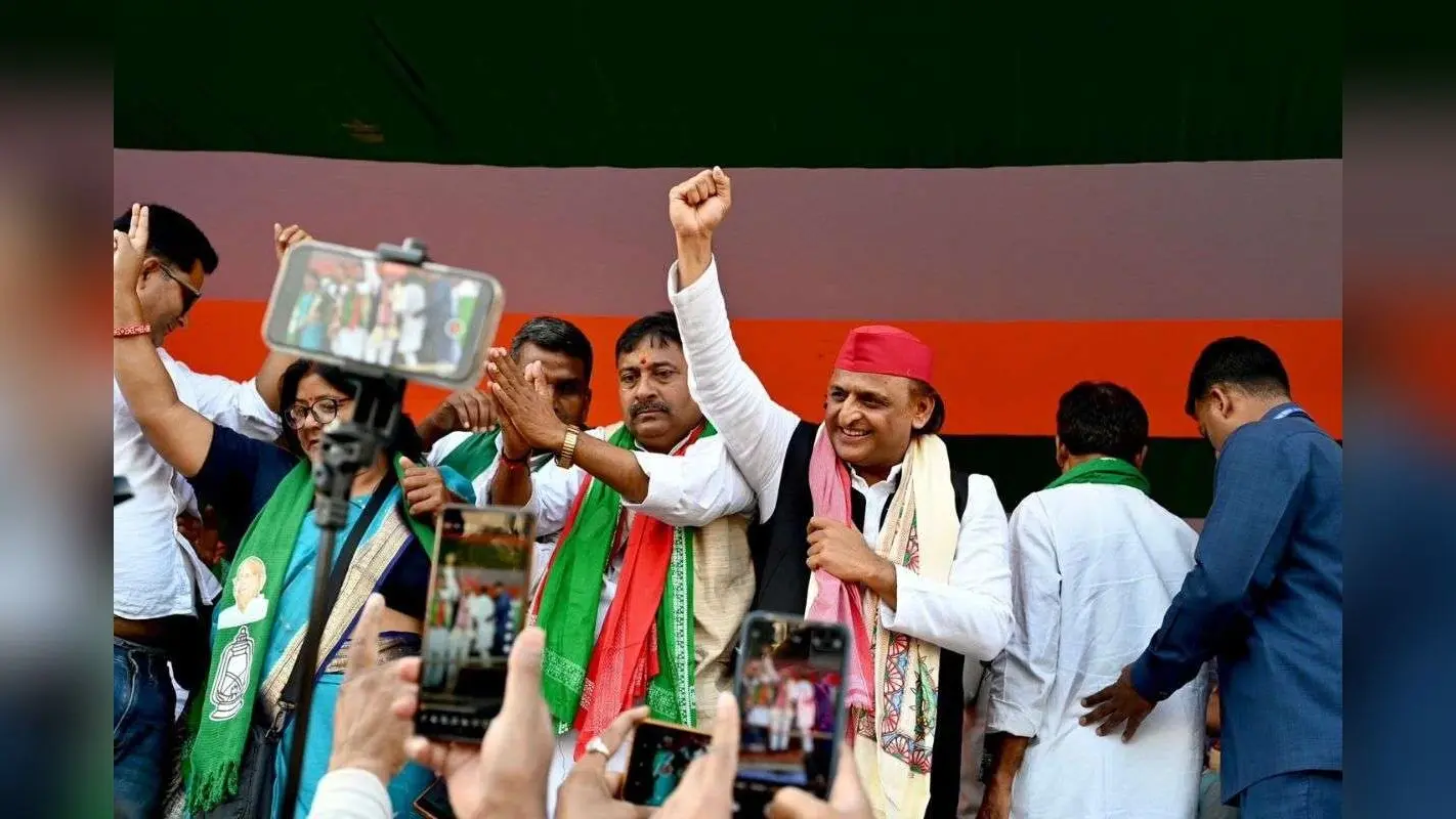 Bihar Election 2025: बेटियों को साइकिल से लेकर युवाओं को लैपटॉप तक, अखिलेश ने दिया तेजस्वी को विकास मंत्र