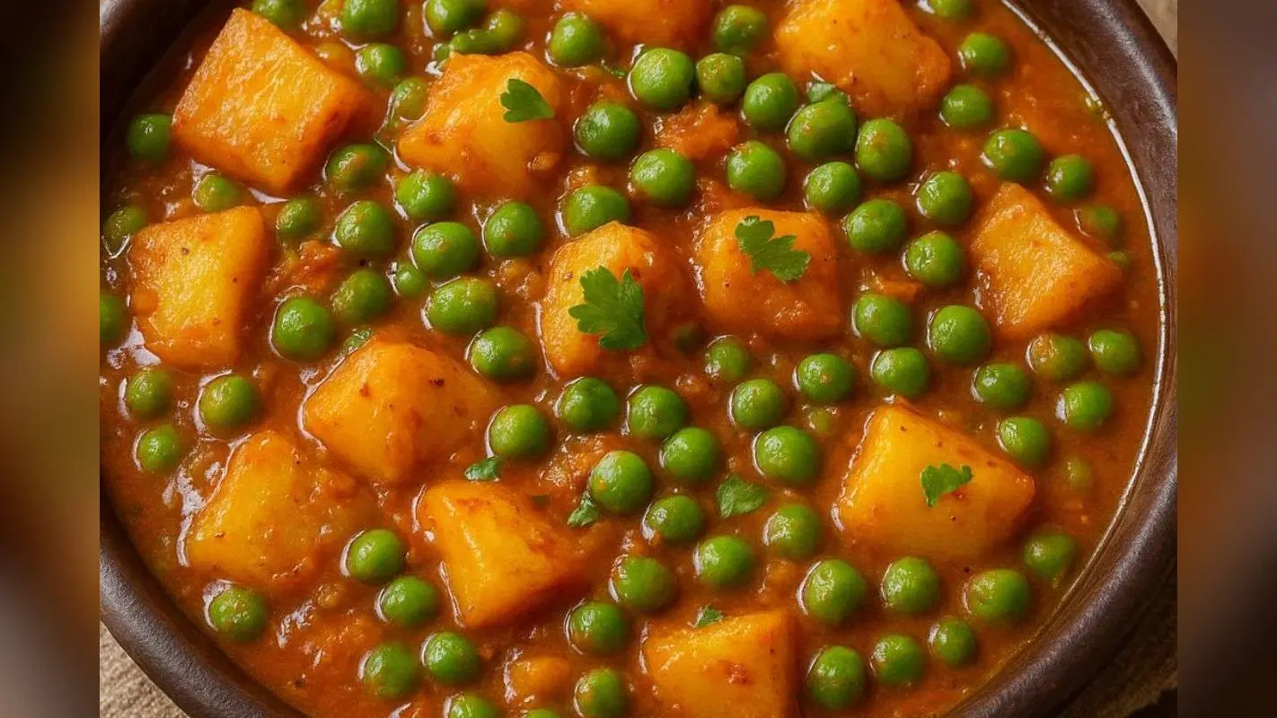 Winter Special Aloo Matar Ki Sabji: मेहमानों को परोसे गर्मागर्म आलू मटर की सब्जी, सर्दियों का स्वाद और सेहत एक साथ
