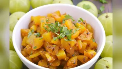 Amla Sabji Recipe: ठंड के मौसम में ट्राय करें ये टेस्टी और हेल्दी आंवला सब्जी, हर बाइट में मिलेगा अनोखा स्वाद