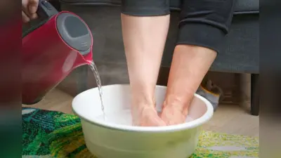 Foot Care Tips: रोजाना बस 20 मिनट नमक वाले पानी में डुबोएं अपना पैर, इस समस्या का हो जाएगा समाधान