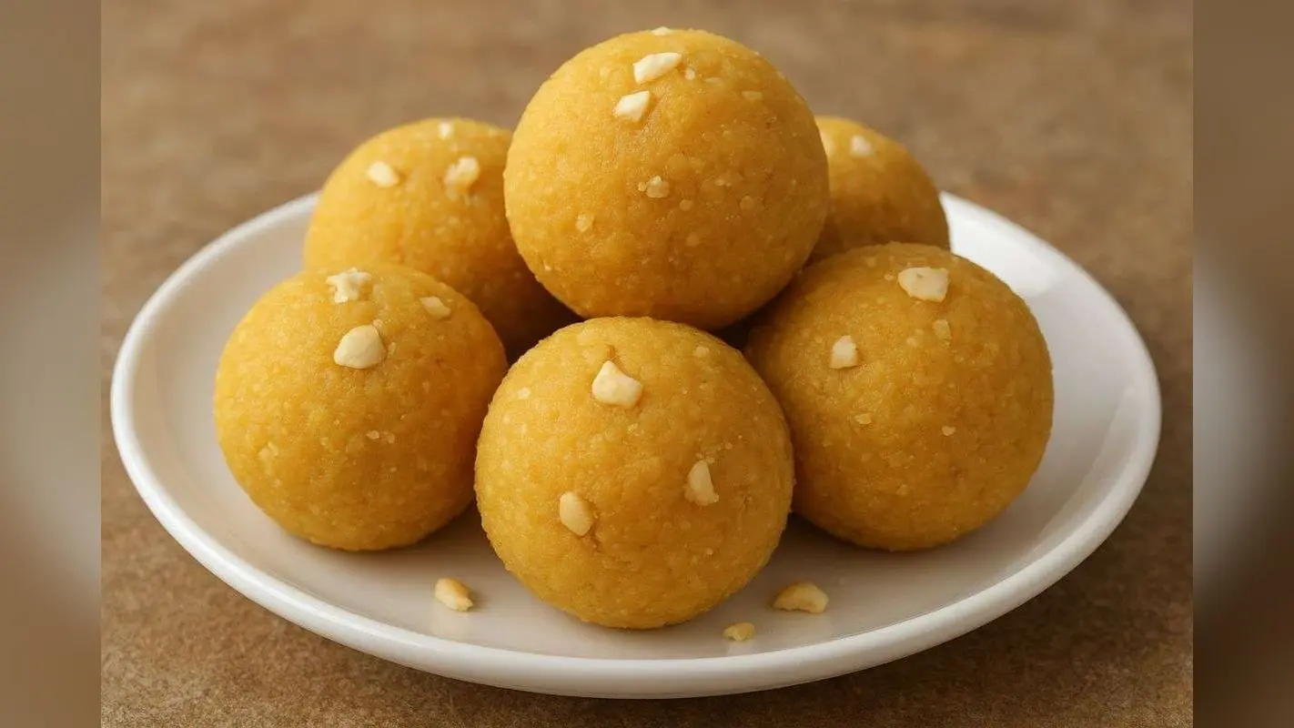 Besan-Gond Laddu Recipe: सर्दियों में मीठा खाने का है मन, तो घर पर तैयार करें बेसन-गोंद लड्डू