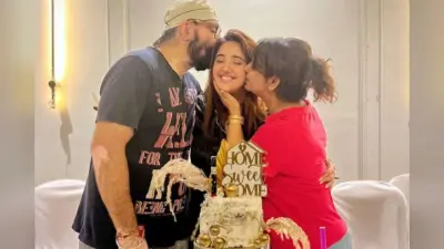 Bigg Boss 19: बिग बॉस 19 से बाहर हुई अशनूर कौर, घर लौटते ही परिवार ने दिया वार्म वेलकम
