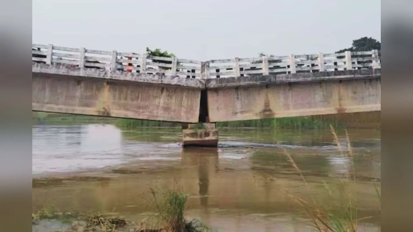 Bihar Bridge Collapse: बिहार में करोड़ों की लागत वाला धंसा पुल, लोगों के आने-जाने पर लगी ब्रेक, क्या बोले एग्जीक्यूटिव इंजीनियर?