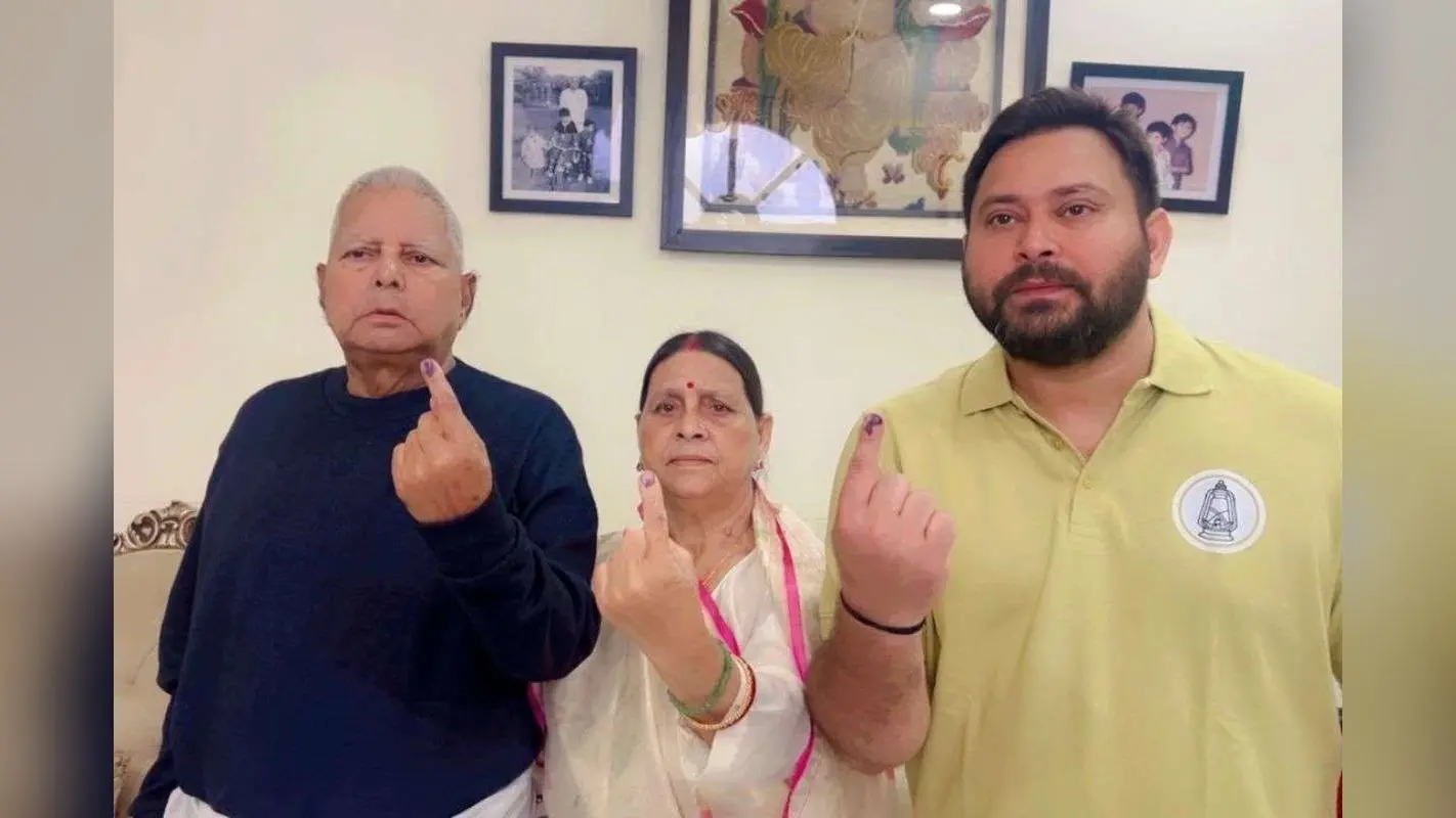 Bihar Election 2025: पटना में लालू-तेजस्वी ने पूरे परिवार संग डाला वोट, खेसारी-मैथिली ने भी किया मतदान, देखिये तस्वीरें