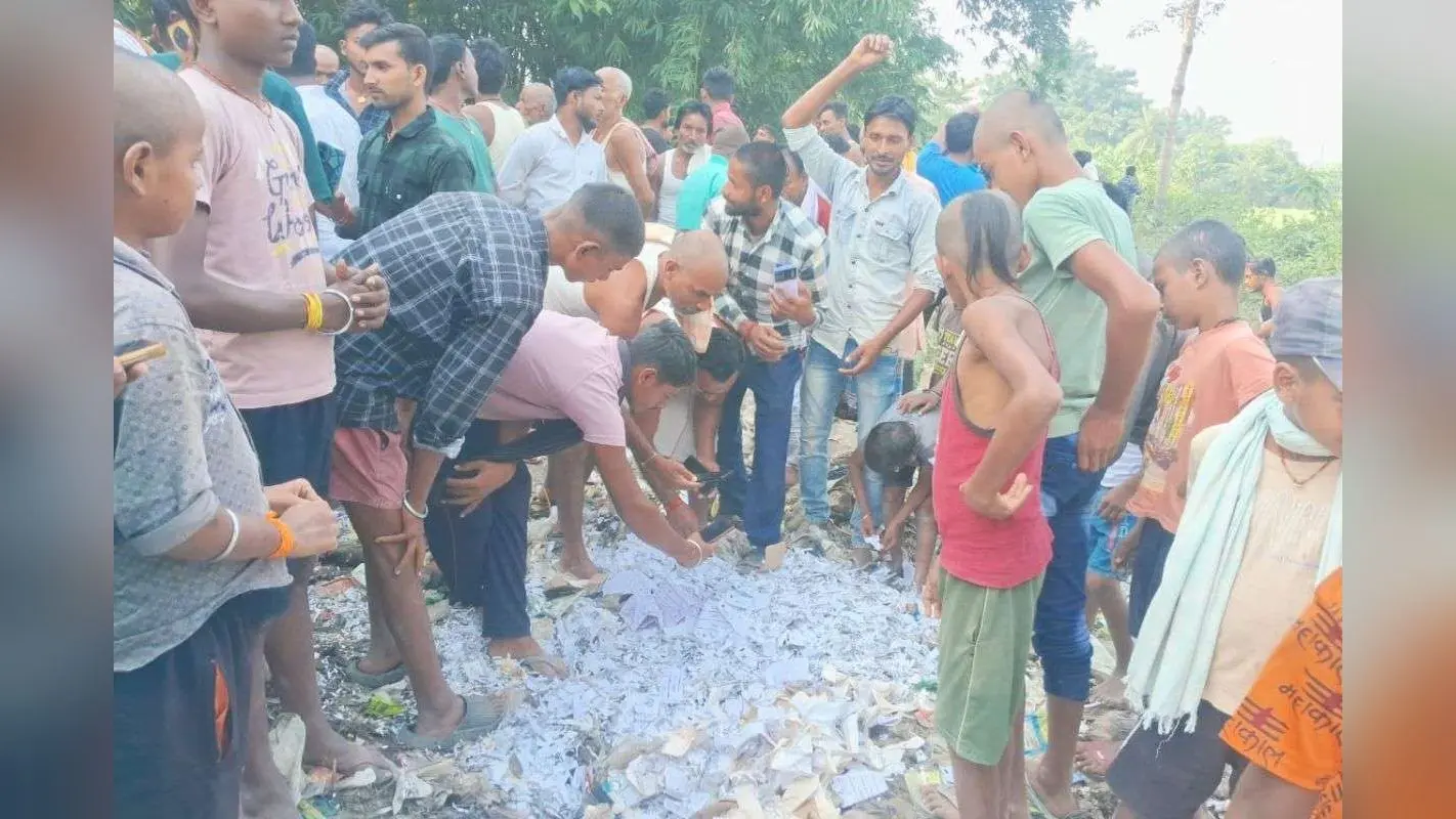 Bihar Chunav 2025: समस्तीपुर में कूड़े में फेंकी मिली हजारों VVPAT की पर्चियां, खड़े हुए कई सवाल