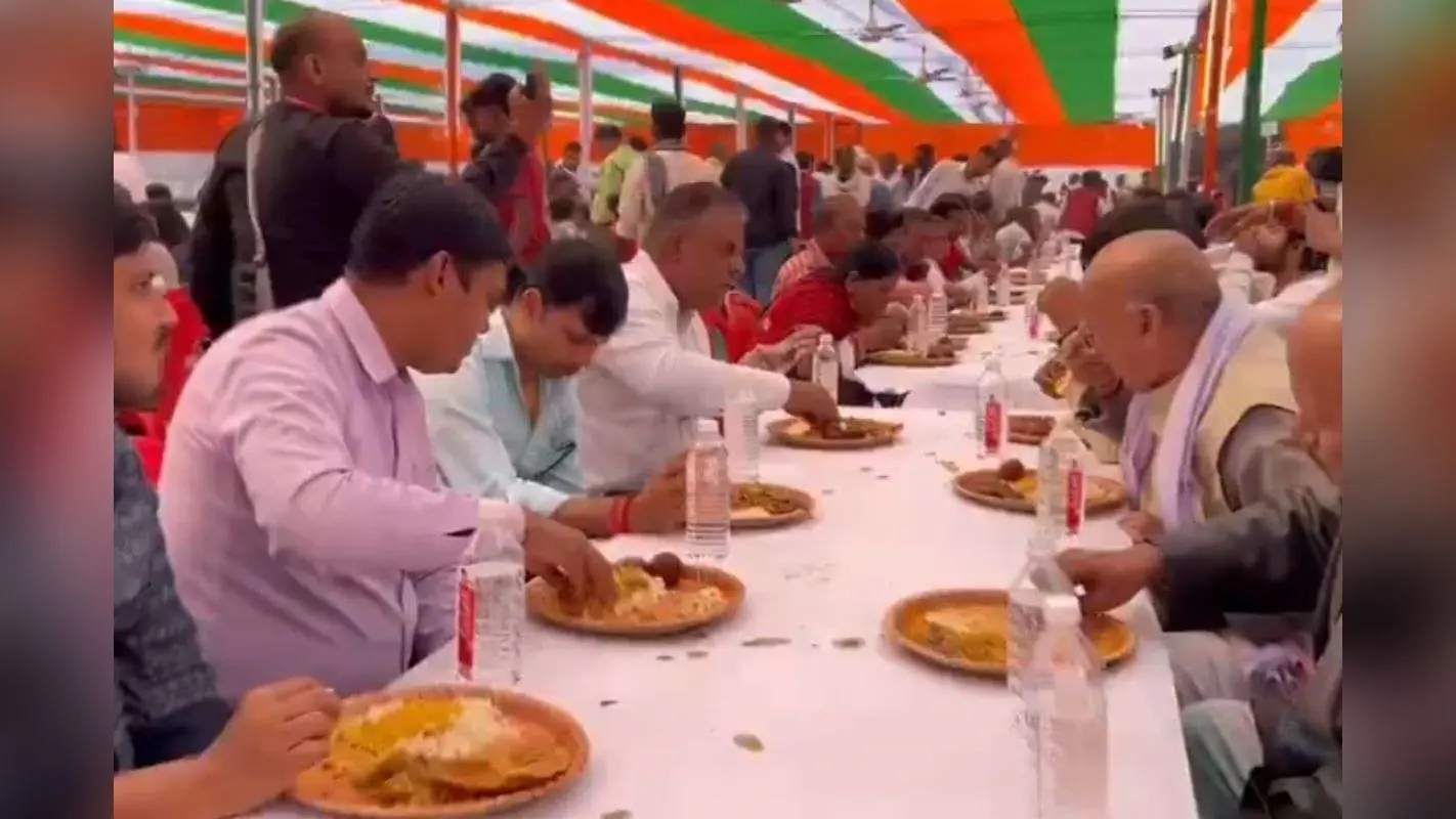 Bihar Election Result 2025 Video: बाहुबली अनंत सिंह करा रहे हैं भोज, जेडीयू ऑफिस के बाहर ढोल-नगाड़े की धुन पर डांस