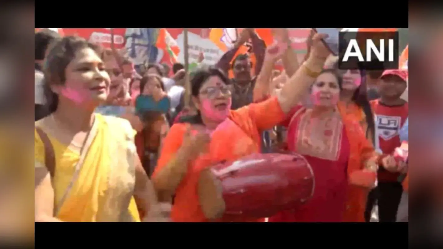 Bihar Election Result 2025 Video: BJP की महिला कार्यकर्ताओं ने मचा दिया गर्दा, ढोलक बजाकर उड़ाया गुलाल, खूब किया डांस
