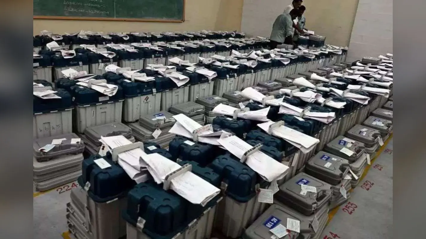 Bihar Election 2025: स्ट्रांग रूम पहुंचे मुख्य निर्वाचन पदाधिकारी, डीएम को दिए जरूरी निर्देश