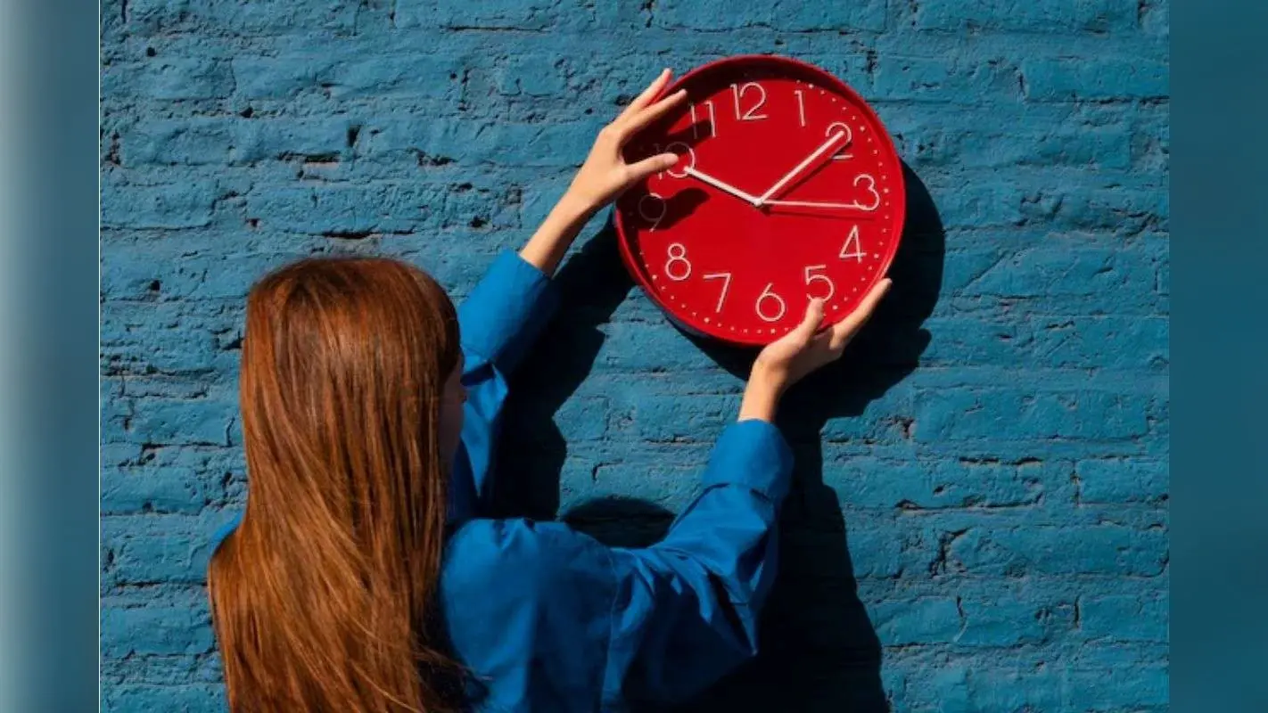 Clock Vastu Tips: गलत दिशा में लगी घड़ी बिगाड़ सकती है किस्मत—जानें ज्योतिषीय कारण