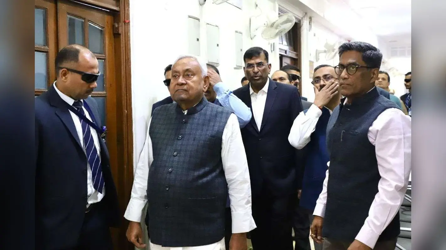 CM Nitish Kumar Photos: अचानक सचिवालय पहुंचे सीएम नीतीश, अफसरों को फटकारा- टाइम से ऑफिस पहुंचें और ढंग से काम करें