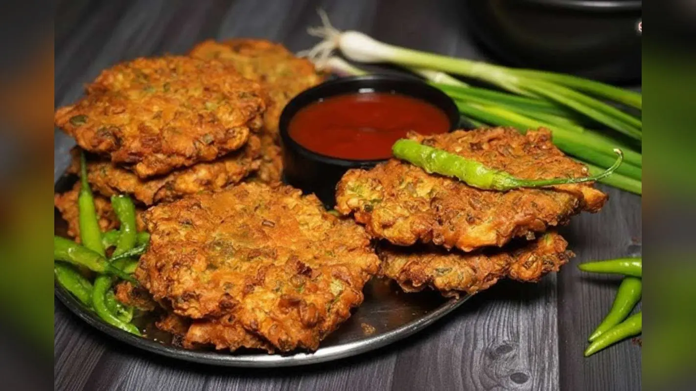 Crispy Bhaji Vada Recipe: साग से बनाएं गरमागरम भाजी वड़ा, सर्दियों में नाश्ते के लिए एकदम परफेक्ट