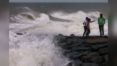 Cyclone Ditwah Tracker: चक्रवात दितवाह की पुडुचेरी में एंट्री, समुद्र में उठ रही ऊंची लहरें, भारी बारिश, 3 लोगों की मौत
