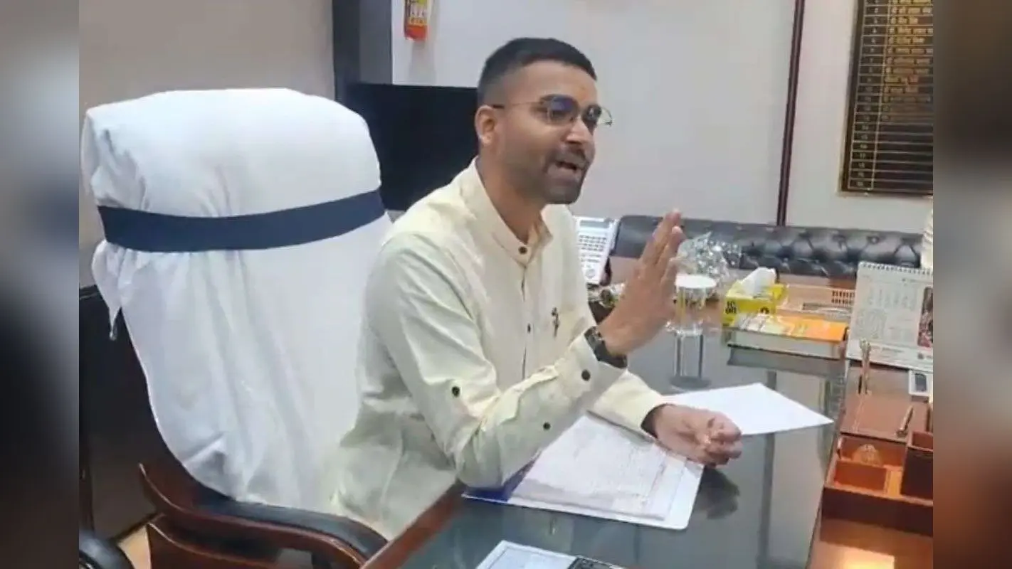 कुर्सी पर बैठते ही अकड़ में दिखे दीपक प्रकाश, बातचीत करने गए लोगों को हड़काया, देखें वीडियो