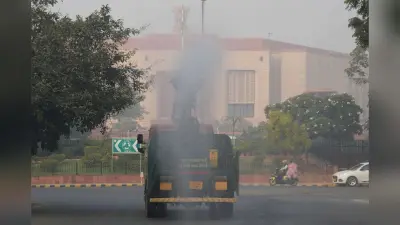 Delhi AQI: सुबह पानी का किया गया छिड़काव, दिल्ली की हवा है बहुत खराब