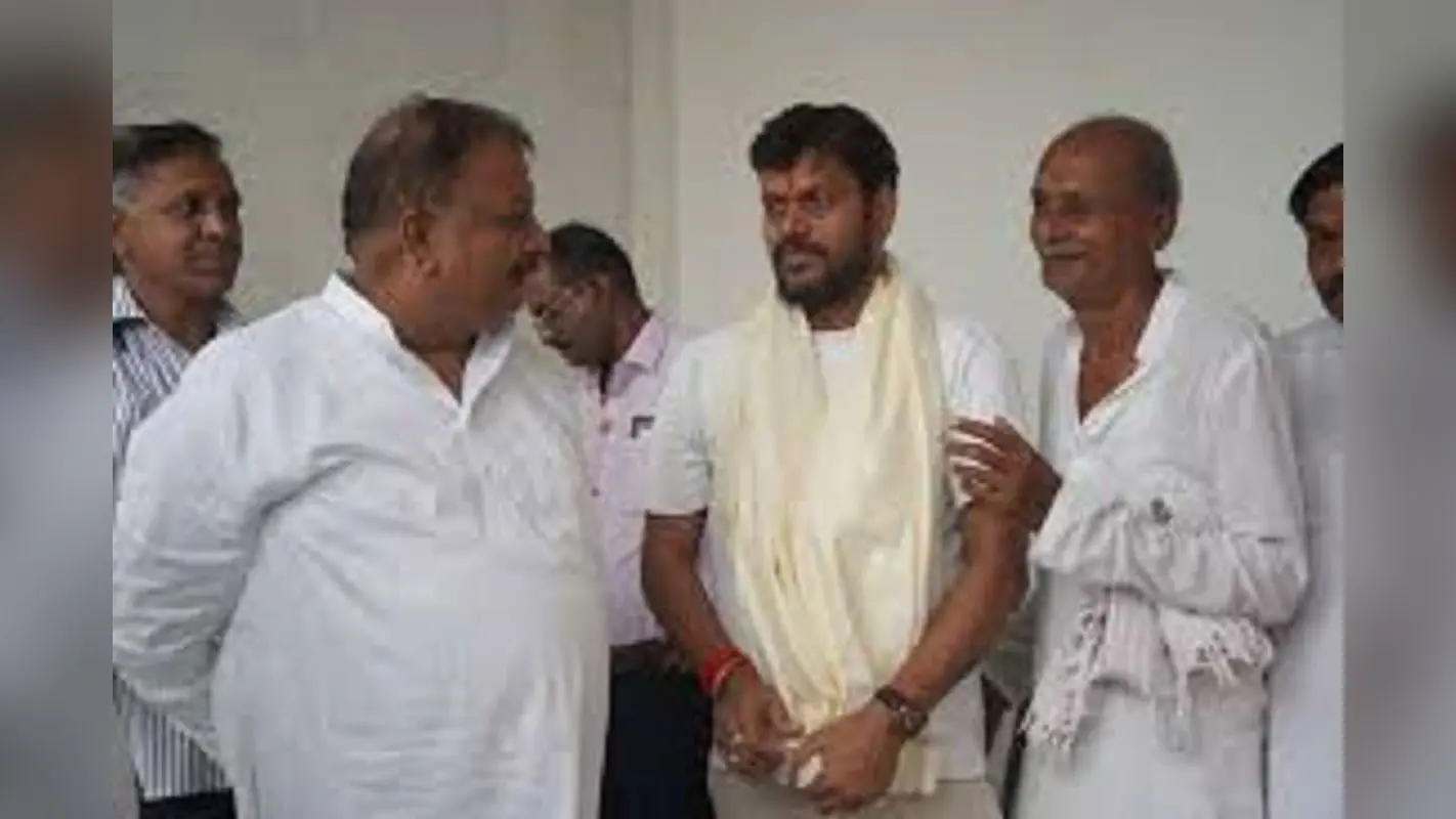 Bihar Election 2025: तीन पीढ़ियों के संघर्ष का मैदान बना दिनारा, राजेंद्र सिंह की चुप्पी से बढ़ी सियासी हलचल