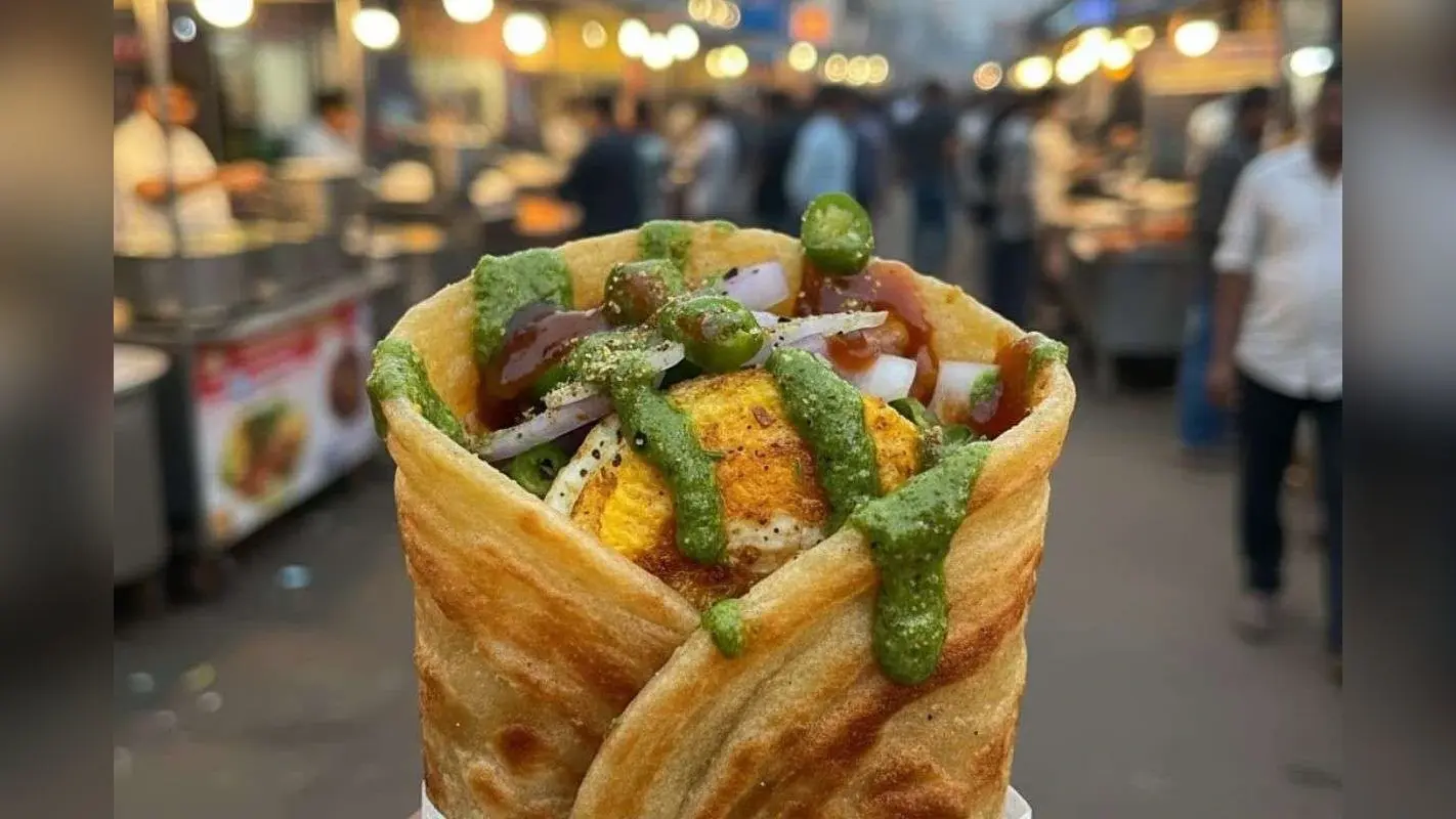 Egg Roll Recipe Street Style: मिनटों में तैयार करें मार्केट जैसा एग रोल, बिना किसी झंझट के