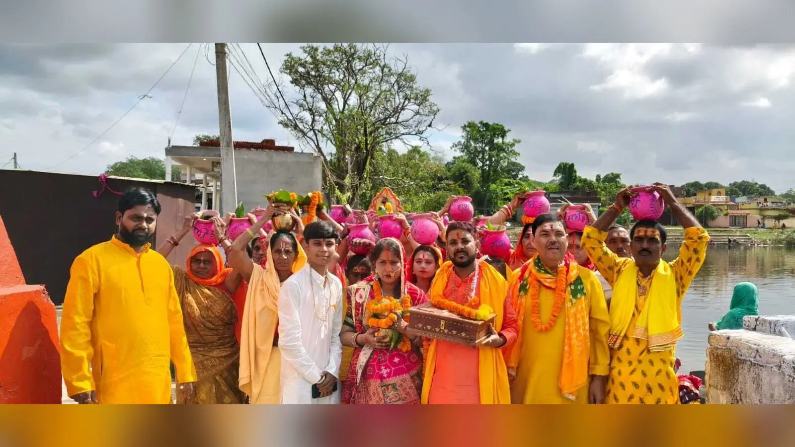 Dhanbad News: जमुआटांड़ में निकली कलश यात्रा, 251 महिलाओं ने उठाये कलश