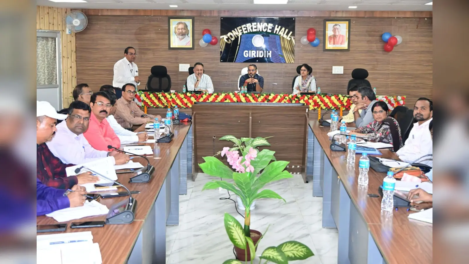 Giridih News :संवेदनशील होकर लोगों तक पहुचायें स्वास्थ्य सेवा : डीसी
