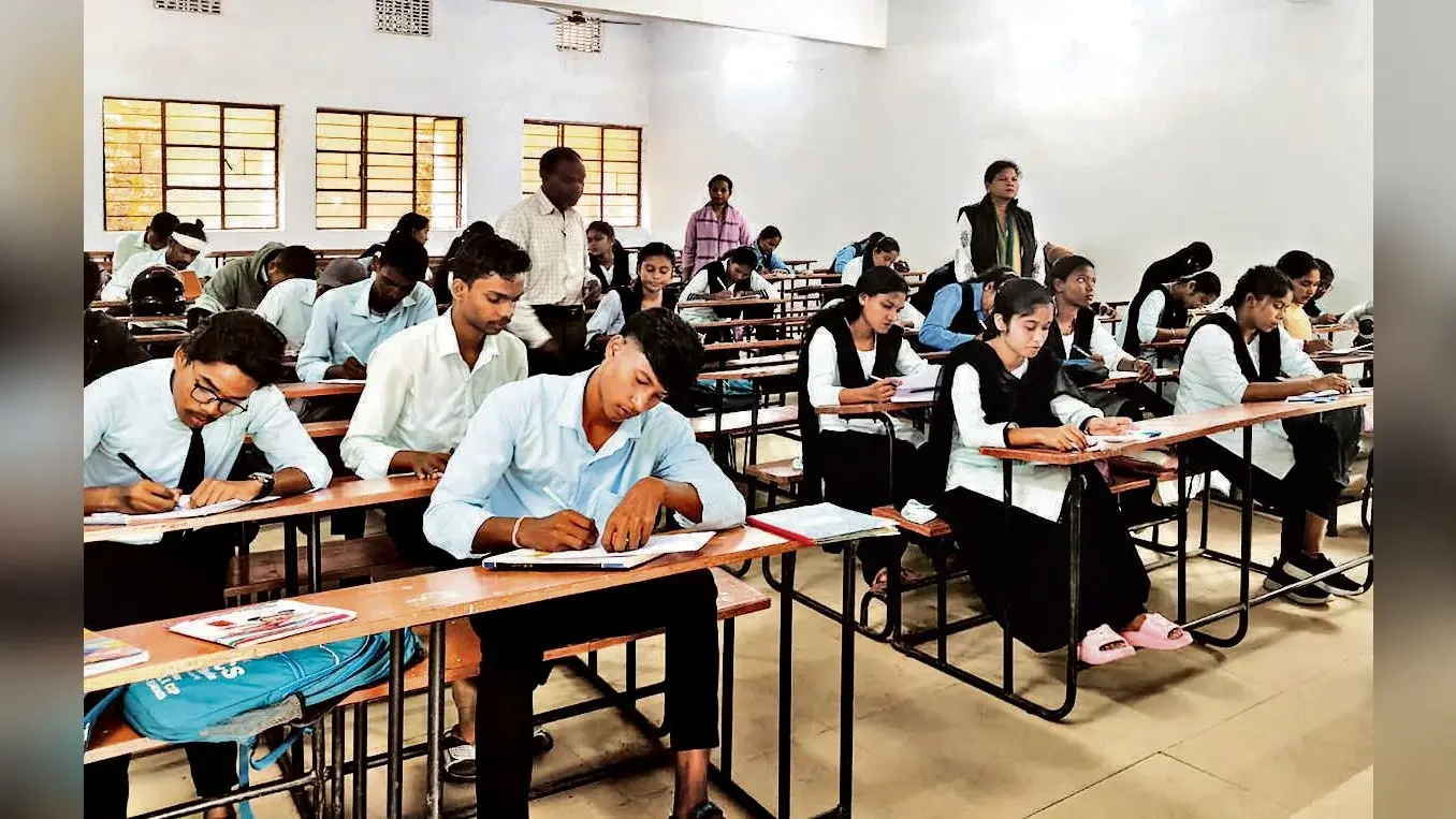 Chaibasa News : रचनात्मक सोच और अभिव्यक्ति के लिए प्रतियोगिताएं जरूरी: प्राचार्य