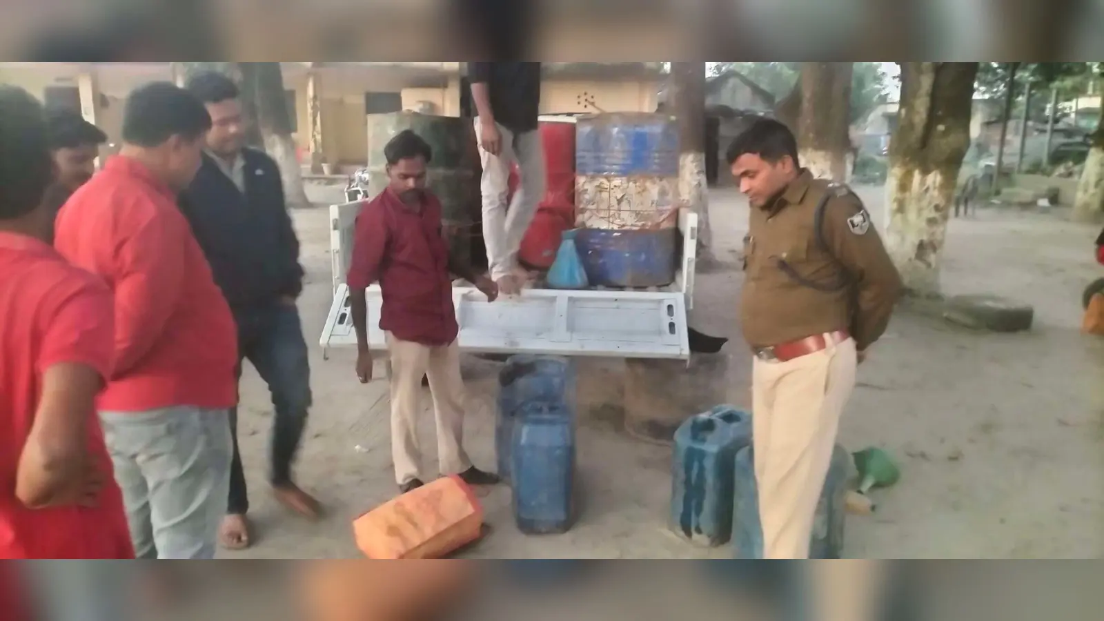दो हजार लीटर नकली डीजल व पेट्रोल के साथ गिरफ्तार