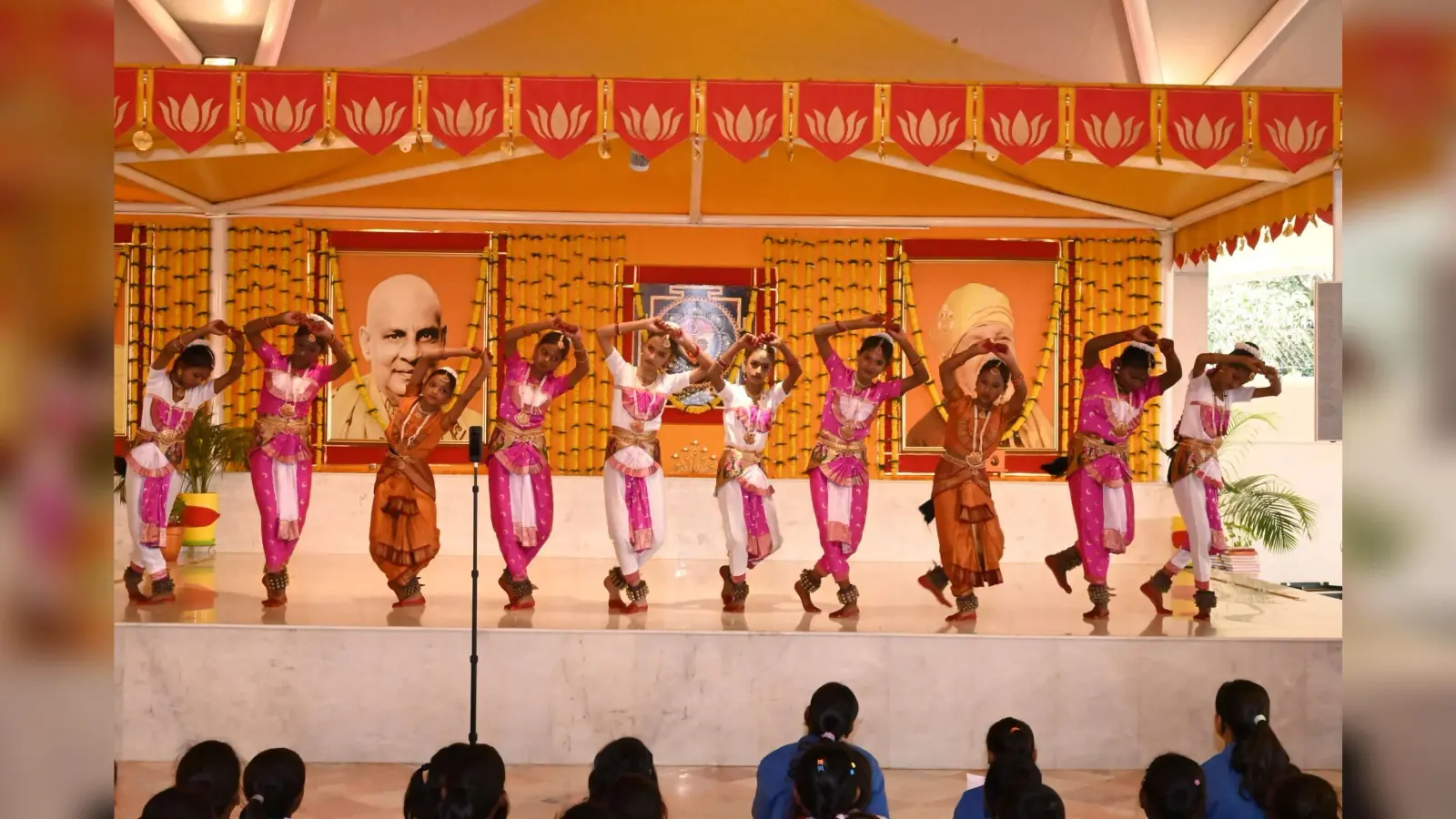 Deoghar News : रिखियापीठ में शतचंडी महायज्ञ शुरू, देवी दु्र्गा की भक्ति में डूबे 42 देशों के श्रद्धालु