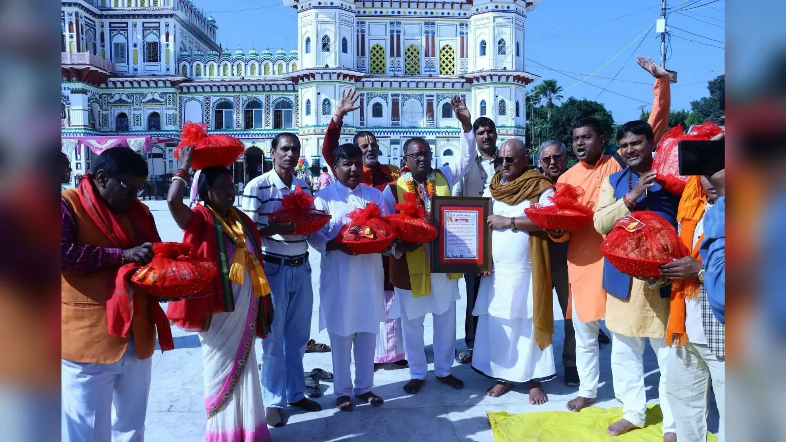 Madhubani News : जनकपुर धाम में भगवान सियाराम का फुलवारी लीला को देखने उमड़ी श्रदालुओं की भीड़