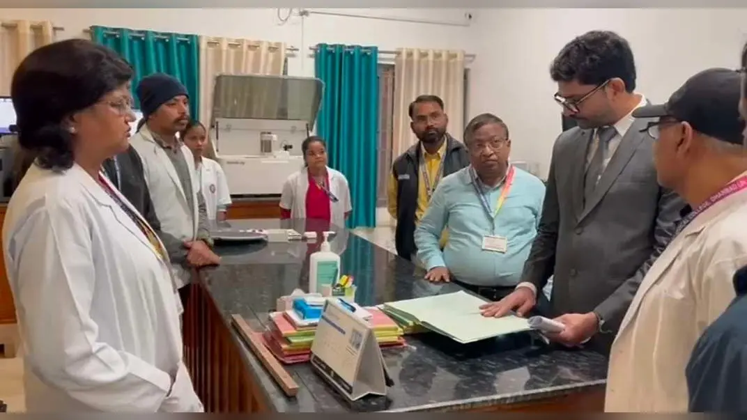 Dhanbad News: …कॉटन नहीं है, तो क्या कागज से साफ करते हैं जख्म