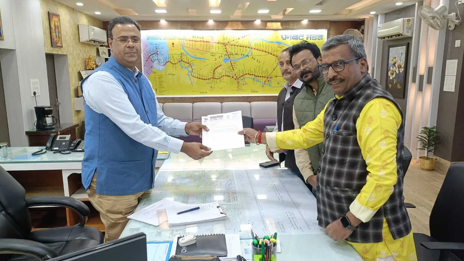 Dhanbad News : डीआरएम से मिला जनसरोकार संस्था का प्रतिनिधिमंडल