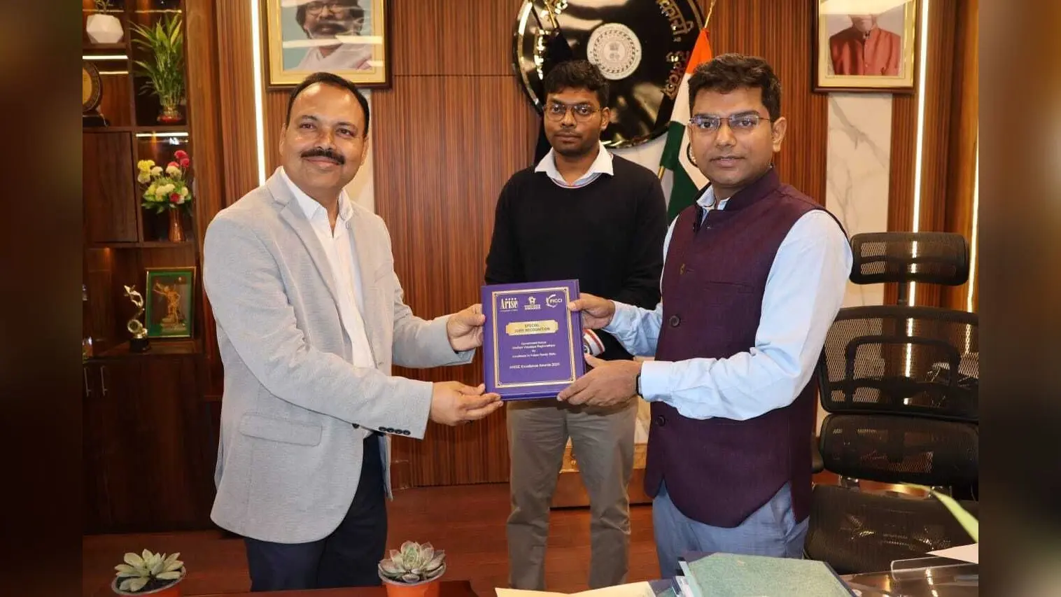 केएमएस के प्रधानाध्यापक को डीसी ने किया सम्मानित