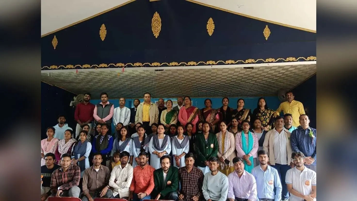 Deoghar news : हिंदी विद्यापीठ बीएड कॉलेज में नये सत्र के विद्यार्थियों का हुआ पारंपरिक स्वागत