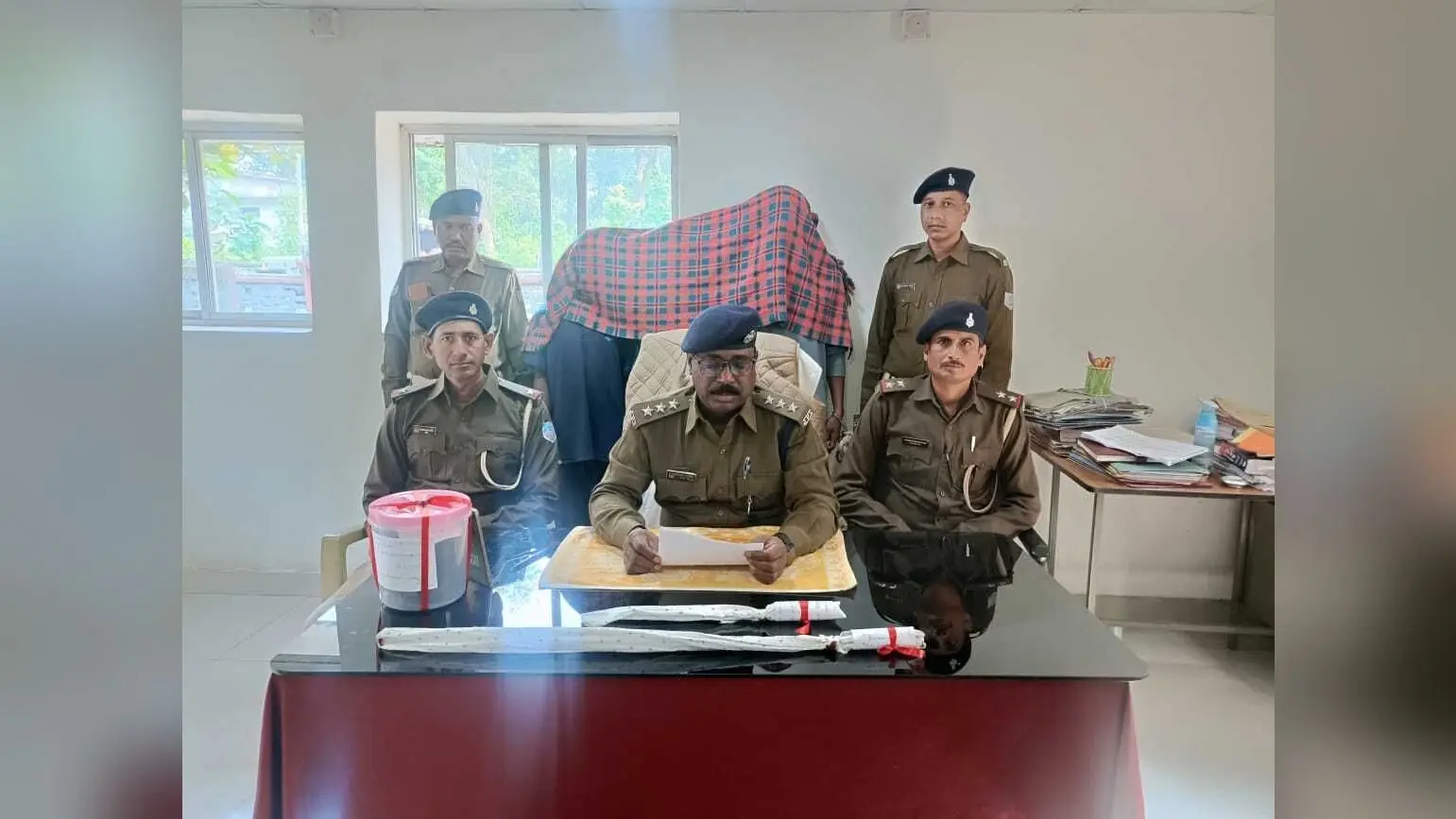 Chaibasa News : जले मोपेड से सुलझी हत्या की गुत्थी, 3 आरोपी गिरफ्तार